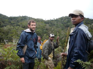 Nicola Gandolfi con l'equipe in foresta